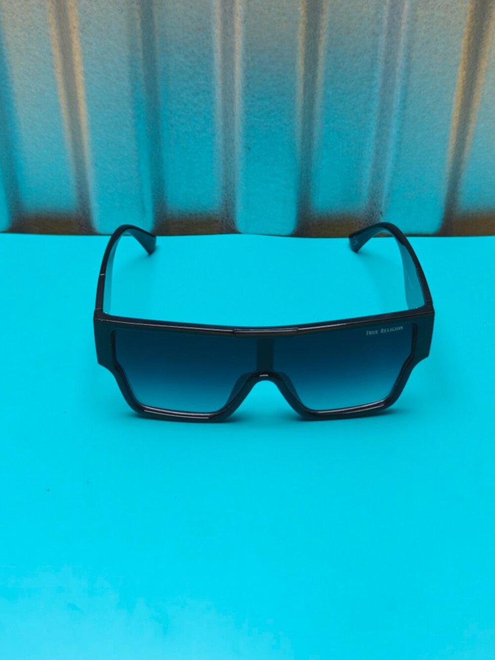 True Religion Shield Sunglasses Black Flat Top Gradient Lenses Logo Temples